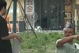 6月18日 河南，小伙询问能否帮忙贴寻亲车贴，还没张口 货车司机手一指：贴！直接贴就行，“多一个人看到就多一份希望” 来源@万车寻亲  马水峰