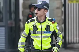 痞帅痞帅的陈sir你看得腻么？#自贡交警陈俊#自贡交警#自贡交警有多帅#街拍视频封面