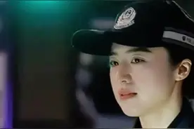 💖 她的美丽不仅仅是外在的，更是那种由内而外的气质和风采#警察 #陆家嘴女警 #正能量 #街拍 #颜值视频封面