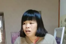 第350集，女儿假装被青蛙咬了整蛊妈妈，结果妈妈被吓懵了！#整蛊 #搞笑视频 #专治不开心 #家庭搞笑