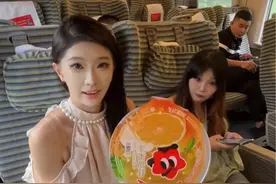 有的东西还是不要轻易尝试 #高铁vlog #如何在高铁上打发时间