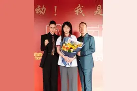 亲爱的姐妹们， 首先，我想深深地感谢你们这些天的关心和爱护。明玉感激在心，你们的每一句问候都是我康复路上的温暖阳光。由于医生的建议，我必须慎用电子产品，所以亲爱的老公严格监督，不让我长时间玩手机，这也导致我未能及时回复大家的消息，对此我深感歉意。 明天，我的女儿将迎来人生中至关重要的高考。在这个关键的时刻，我不能沉溺于消极情绪，我要振作起来，成为她的榜样，给她力量和信心。我知道，有许多高考的学子们也在屏幕前紧张复习，我衷心祝愿你们金榜题名，前程似锦。 我要坚强，因为在我身后，有无数关心我的粉丝，有我的老公，我的家人，我的孩子。他们的支持是我前行的动力，是我战胜病痛的勇气。 在此，我再次感谢姐妹们，你们的每一句话语都让我倍感温暖。我会将这份爱传递下去，用我的行动和笑容，回报你们的关心和期待。 愿我们都能在生活的每一个角落，找到属于自己的坚强和幸福。 感恩，明玉。