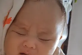 两个多月的小宝宝也有伤心事吗？ 下午睡觉一直这样，梦见什么了呀？#萌娃 #为什么婴儿睡梦中会哭 #记录真实生活 #人类幼崽视频封面