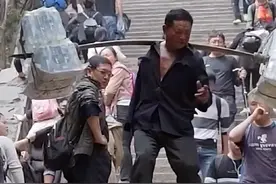 他叫梁京申，被称为独臂父亲，在泰山做挑山工已经30年，每次挑着近百斤的货物每天往返泰山三趟，他用一个肩膀扛起了一个家#人生何处视频封面