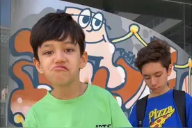 混血儿子灵魂拷问妈妈：爸爸这么怪，当初你为何要嫁他😅#人类幼崽 #看一遍笑一遍 #育儿经验分享 #混血宝宝 #内容过于真实