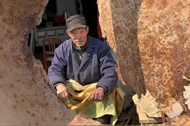 耿总绝对是个大聪明，吸取上次补盆的教训，先把价钱讲好，视频为证，不然50块钱就没了！#老手艺 #民间手艺 #打铁老手艺 #非遗传承