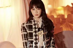 #巴黎时装周 出席观看Valentino 2025春夏系列时装秀的品牌代言人#杨紫，秀后与我们聊了挺多感受，她用“不可思议”来形容心中观感；而被问起最爱哪套LOOK，又让她陷入了为难的选择，最终杨紫的回答是什么？快点击视频查看！ #Hello时尚季视频封面