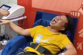 男子体验满级分娩，竟被电到小肠坏s#体验分娩阵痛视频封面