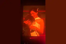 王嘉尔演唱会互动，这么近距离拥抱、十指相扣…粉丝太幸运了，爱了爱了#王嘉尔澳门演唱会 #王嘉尔 #粉丝互动视频封面