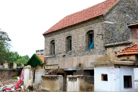 据说青口二道街的这栋晚清小楼，在拆迁初期是想保留下来的