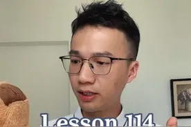 运用声音我可以做到一切🎹🎧🎤 💌I cannot write poetically, for I am no poet. I cannot make fine artistic phrases that cast light and shadow, for I am no painter.I can neither by signs nor by pantomime express my thoughts and feelings, for I am no dancer; but I can by tones, for I am a musician. 📮信我不会写诗，因为我不是诗人；我无法用优美而富艺术性的乐句投射光与影的效果，因为我不是画家；我也不能够用手势和哑剧动作表达我的思想和情感，因为我不是舞蹈家。但是，运用声音我可以做到一切，因为我是一个音乐家。 🔗人物链接 莫扎特是一个音乐天才，在四岁时能弹钢琴，展现出了完全与众不同的才华。五岁能作曲，六岁参加巡回演出，七岁就写出了第一部小提琴协奏曲。音乐是他生活的和谐表达，总是指向心灵而非智力，始终在表达情感和激情，但绝无令人不快或者唐突的那种激情。35岁时他在贫病交加中去世，留下传世经典《安魂曲》。 💭思考启发 🥁一、人的天分是不一样的。 🎻有的人成为诗人，如拜伦、雪莱等；有的人成了画家，如莫奈、梵·高，有的人成为舞蹈家。人的天分是不一样的，不管怎样，靠着自己的天分去努力取得成功，一定比勉强着自己去取得的成功要更大。 🎷二、不管天分怎样，都需要刻意练习，天分才能发挥出来。 🎺莫扎特在不到四岁的时候就已经开始训练了，他能弹钢琴，是不断训练和强化的结果。他自己对弹琴感兴趣，家人朋友不断地赞赏他、表扬他，使他继续不断地努力，最终训练成为音乐少年天才。 🪘三、人一定要对自己喜欢的东西有高度的热爱和自信。 🪗音乐并不能全面地表达诗歌、美术或者舞蹈所表达的内容。如果真能表达，这个世界上就没有诗歌、美术，也没有舞蹈，只要音乐一种艺术形式就行了。所有东西在艺术界都有自己独特的地位，任何一种艺术形式所表达的内容都有自己独特的视角。莫扎特是一位在音乐方面对自己超级自信的人，他能用一生坚守音乐，成为真正的大师。 #英语#正能量 #英语阅读#自我成长#dou上热门@抖音精选官方账号 @抖音 @中国日报@中国日报双语新闻 @新东方