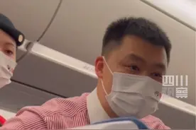 4月23日，#8旬老人思念故土独自乘机归国 川航空乘和热心乘客全程细心照顾，目击者说看到这一幕很感动。视频封面