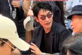 黄渤、朱一龙获第四届北京电影学院“学院奖”电影表演奖，朱一龙表示非常开心回到学校，名字被刻上校园内的金字塔，网友：哥 你这合影姿势太强了（来源：@新浪电影 微博  网络素材 编辑：杨姗姗）视频封面