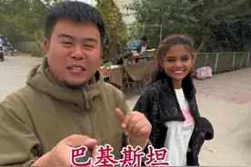 巴基斯坦女孩请我吃考玉米 在巴基斯坦遇上最一个会讲中文的女孩子，还请我吃考玉米，中巴友谊这句话，是真实存在的！#巴基斯坦  #旅行推荐官 #四海为家 #异国他乡 #巴基斯坦女孩视频封面