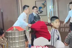 婚礼现场惊险一幕：新人亮相，伴郎一把拽住“冲喜”大妈！#山东 #伴郎紧急撤回一个冲喜大妈