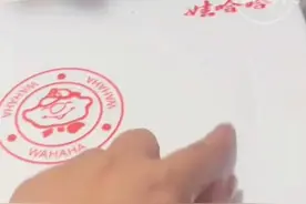 女子买到娃哈哈生产的鞋子，原来娃哈哈不仅生产食品还生产鞋子，鞋子上还印了一瓶娃哈哈矿泉水。#娃哈哈 #娃哈哈鞋子