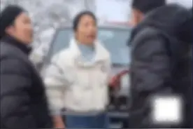 四明山大雪车辆拥堵，男子与俩女子协商疏导交通引发争执…视频封面