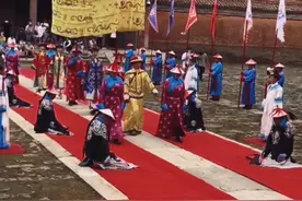 现存龙椅为1959年专家历时三年修复的明代文物，其材质脆弱且具有极高历史价值。即使专家如朱家溍也明确表示“不敢坐”，既因敬畏传统，也因保护需责。 龙椅象征至高皇权，封建思想中“德不配位”的观念根深蒂固。慈禧垂帘听政40年也未敢坐龙椅，体现这种心理的延续。 当代社会虽无皇权，但龙椅作为文物要严格保护。游客仅能远观，违规行为将面临处罚。 专家所言“坐了谁也救不了你”，既指损坏后果，也暗含对历史敬畏的警示……