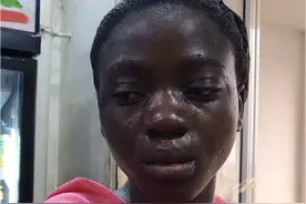 #流浪女孩怀孕被赶出集装箱后续，今天给啦啦哭着到店里，还以为被别人打了，一问才知道手机被偷了，可怜的女孩，昨天被偷油盐，今天手机也被偷，这是她第一次用手机，买了个老年机，高兴的几天没睡觉，才两天居然被偷了视频封面