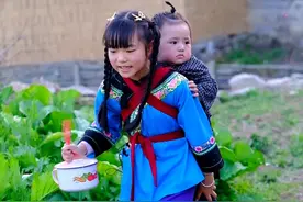 怀旧童年记忆 你还记得80年代乡村邮递员骑着二八大杠走街串巷送信送报、姐姐带弟弟上学堂的这些画面吗？#怀旧#农村生活#还原苗族生活本色#一代人的回忆 #老房子的回忆 @苗家阿美（小号） @阿美家的二哥 @阿美家的泡泡视频封面