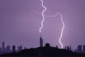 6.14日晚南京紫峰大厦真实闪电实拍，原相机无后期，不是特效视频封面