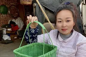 家里有废弃打包带的别扔了，利用起来编些篮子也挺好的，即废物利用又经济实用#纯手工编制 #手工提篮 #手提篮编织教程