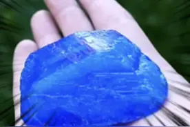 漂亮的石头可能有毒！千万不要随便捡回家哦！#捡石头 #有毒的石头 #蓝帆 #铜铀云母视频封面