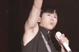 张杰演唱会今天的三位重重重量级嘉宾——三个女儿（跳跳俏俏小咘芽），太幸福了！#张杰 #跳跳俏俏 #小咘芽 #张杰未live曜北斗巡回演唱会