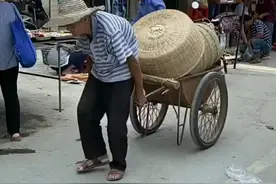 老爷爷卖竹筐遇到好心人#感人 #老爷爷#感人一幕视频封面