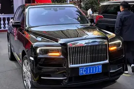 来看看昨天世纪婚礼现场 都到了哪些炸弹号的车牌 有你的认识的车主吗#劳斯莱斯 #炸弹号 #宾利飞驰 #dou是好车 #拓瑞集团