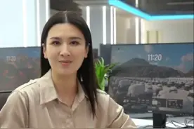 在民权马拉松的赛道上，万余名选手中，有这样一个“万里挑一”的身影：一位残障人士坐在轮椅上，仅靠双手驱动轮椅，顽强地跑完全程。这不是简单的赛程完成，而是一次对自我的伟大超越，是坚韧不拔精神的生动彰显。（商丘广播电视台融媒体主播  魏辉） 文案：范国彦 摄像：王蒙  ＃商丘 #民权马拉松 #正能量#身残志坚视频封面