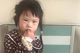 我也是按时去产检的谁知会这样，请不要责怪我，孩子这样出生我也是有责任的... 在这我想说下，那些说的舍不得花钱，肯定没做产检，我是孩子的妈妈，不存在侥幸心理，从建档到生都是听从医生安排，毕竟自己也不懂，平常用手机在网上忙着赚钱但是从来没有看过怀孕的东西，都是听医生的安排，从建档当天到医院做了各种检查，“包括唐筛”比超，心电图抽血化验一切流程，当我做唐筛了可是医生并没有给我科普唐筛是检查(唐氏的)我一直以为是检查糖耐的，那么多的检查，都显示孩子没问题，《包括四维和胎儿心脏》直到换医院早产 都没有发现异常，怪我无知这个项目做完一个星期出来的结果是低风险正常通过，后来做糖耐检查也是正常不高，就是B超显示胎位不正医生让我回家做练习，把胎位矫正过来，一个礼拜之后再去检查还是胎位不正还是臀位医生说到时候做剖腹产就行了，B超又另外显示羊水偏多了一点，医生没有给我解释为什么会偏多，他说有可能是我喝水喝汤的原因，过一个礼拜再看看情况，我想着很快就要到预产期了，就换一家医院，想着到时候再好的医院做剖腹产比较放心，隔了一天我就去长期产检的医院把产检本去要了回来，当时医生还不开心，说胎位不正，他们医院可以做剖腹产，又没有说羊水偏多的这个事情，我说我们还是去大一点的医院比较放心一点，他们不高兴的把本子给我，让我签字才让我拿走，本子拿到之后，我们直接就去了别的医院，当时医生听胎心不通过，让我下午再去看看下午去还是不通过，还显示宫缩医生赶紧开了一张住院保胎，我自己把住院办理好了，医生让我先去门诊做个B超，躺在床上医生做B超时发现孩子已经脐带血流消失，不供血了缺氧了，做B超的医生给住院部打电话说了一些，当时我也没听到啥，住院部就赶紧给我打电话让我赶紧上去，我还不知道啥情况，上去就急忙把我拉去手术室去做手术了，一点准备都没有，谁知道前期没有任何异常，后期有异常换医院就早产了，剖腹产出来就送到保温箱，当天说呼吸困难，有先天性心脏病过了一个礼拜，专家又说这个孩子面部特征，我们又不懂面部特征是什么，然后医生直接说是傻子，让我们抱回家，不用看了，我们就做了一个染色体确诊的一个月才拿到确诊报告，当时我们还不懂这个唐氏综合症是什么，后来时间长了慢慢就懂了，我哭着把这写完，是因为我的无知和不负责任的医生导致了我孩子的错误出生，我相信这是我和我孩子的命，注定的逃不掉，只是苦了孩子一辈子，命运的安排视频封面