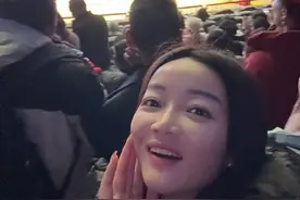 你们来北京有没有看过这个表演？5辆摩托车在一个球里面转圈圈⭕️，感觉好危险哦！他转没有晕我都看晕了#马戏团 #现场演出 #杂技视频封面