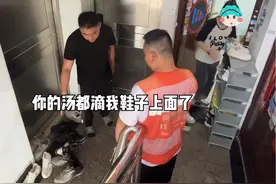 女生长期把鞋架放楼道，占用公共空间，邻居直接用魔法打败魔法#邻居 #占用公共区域 #楼道放鞋 #无所不能的外卖小哥