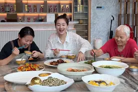 对 00后 女保姆 善意的 谎言 小红今天买菜的时候钱丢了，很伤心，我去银行取了点钱，骗她说菜市场那边的人找到的，这就算是善意的谎言吧。#记录真实生活 #日常vlog #美食视频封面