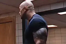 执法记录仪没电的那一刻！他的天塌了电去哪了？充到警棍里了。