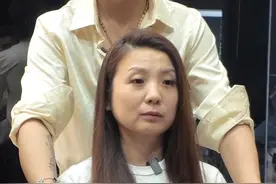 20年没人敢碰的「高难度长发」！46岁姐姐听我一句劝捐出及腰发，转身竟美到判若两人——胎毛刘海+侧颜碎发秒遮脸型缺陷，内扣层次剪完气质暴涨，最新高颅顶剪法让头顶直接“长高3cm”，蓬松度绝了！染烫接发后整个人年轻15岁，镜中效果让她激动到拍大腿：这哪是剪头发，分明是换头级逆袭！30-80岁想尝试捐发或改造发型的姐妹必看，见证20年长发蜕变的温暖奇迹，原来剪对发型真能重启颜值高光时刻！快收藏、分享给你的发型师和好姐妹们！#剪发#染发#烫发#深圳海德发型设计#发型推荐