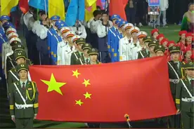 2025贵州村超开幕式万人共唱国歌，祝福祖国繁荣昌盛，山河壮丽千秋秀。#贵州村超 #村超全国赛 #村超百村大战 #2025贵州村超新赛季 #村超预选赛视频封面