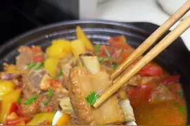 厨房小白也可以做，不加一滴油，不加一滴水的懒人番茄炖排骨～ 做法简单，不需要爆炒，也不需要炒糖色，但味道一点儿不输红烧排骨呢～小朋友吃，或者减脂期妈妈都很适合啊。搭配一份青菜，再加一份粗细结合的主食，控制总量，就是一份减脂午餐～#生活化减脂 #日常做饭 #电饭煲美食 #低卡低脂餐 #吃瘦不饿瘦