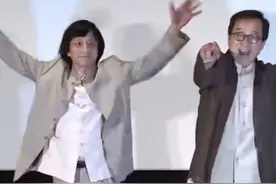 #成龙 出席日本电影见面会活动，一个大哥的模仿者上台表演，真的太像了，成龙本人都惊到了！成龙作为国际巨星，在日本的影响力相当大，至今没有国内演员能接近，为国争光啊👍视频封面
