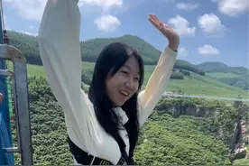 00后小美女第一次玩蹦极全过程，但是也是够大的！看完你是否也有跳崖的勇气呢？#蹦极 #来本溪大峡谷冒个险 #这一跳需要多大的勇气 #高空挑战视频封面