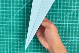 空中旋转纸飞机你会折吗？ #上热门 #空中旋转纸飞机 #纸飞机教程 #简单易学的折纸教程 #童年的纸飞机