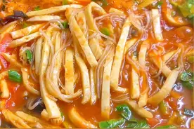 陕西家常饭半汤面烩饼，也叫素烩饼，配菜丰富吃着柔软有劲道，天冷了来上一锅简单太美了！#陕西美食 #地方特色美食