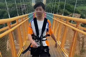 12岁小美女第一次玩蹦极，看完你是否有300米跳崖的勇气呢？ #蹦极 #荡绳的100种姿势 #来本溪大峡谷冒个险 #这一跳需要多大的勇气 #玩的就是心跳视频封面