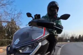 2025万元性价比最高150平踏 高端配置打进日常通勤群体 #qjmotor #鸿150rs #带着影石骑摩托 #星空骑士骑行服 #无极sr150s视频封面