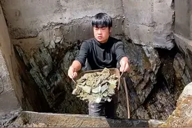 改造山泉水第二十三天，今天把山泉水里面的凿坑搞好了，方便以后清理。视频封面