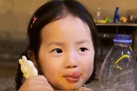 白天有跟她说过 今天是父亲节 也是爹爹（外公）的节日  她就记住了 爹爹干了一天农活天黑才回来  她听见声音赶紧就跑去迎接  #隔辈亲 #治愈系 #父亲节 #我的女儿