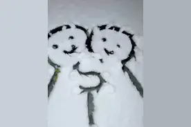 雪地画两个拥抱的爱心小人儿#简笔画 #一学就会系列 #雪地画 #雪中作画 #小白兔简笔画视频封面