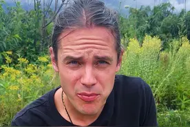 外国人是怎么看待中国高考的 作为一个老外，我对中国高考的看法挺矛盾的。一方面，我觉得高考简直是个“奇迹”——它给所有孩子提供了一个公平竞争的舞台，不管出身贫富，都能靠努力改变命运，这种平等的机会在很多国家都不存在。而且学生们为了高考拼命学习，那种自律和毅力，真的让我特别佩服。  但另一方面，我也觉得高考压力大得有点吓人。孩子们为了这一场考试，得花好几年时间，每天长时间高强度学习，感觉生活全被学习占满了。而且“一考定终身”的模式，风险实在太高，万一考试当天状态不好，可能就会影响未来。这和我家乡那种更注重兴趣培养、多维度评估的教育方式太不一样了，我有时会想，这样的模式会不会限制了学生的创造力和个性化发展呢？总之，高考到底是完美的公平机制，还是过于严苛的“独木桥”，真的很难简单下结论。#高考 #高考加油 #老外在中国 #外国人在中国 #老外中国生活视频封面