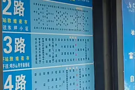 敦煌呜沙山日月泉周末的人流、驼队、滑翔机。